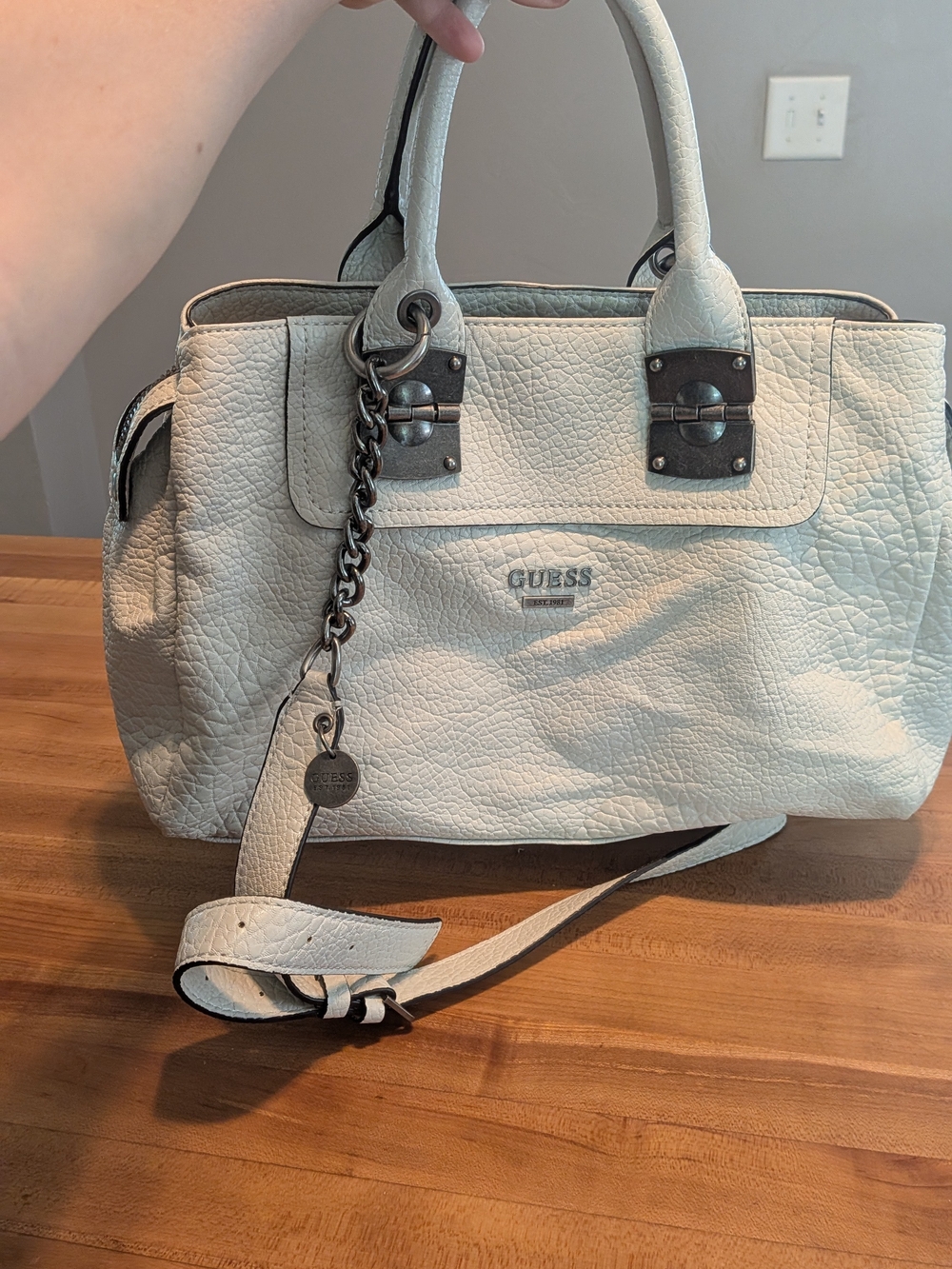Vintage Y2K GUESS White Pebbled Satchel/Crossbody Bag - Iconic Logo Hardware